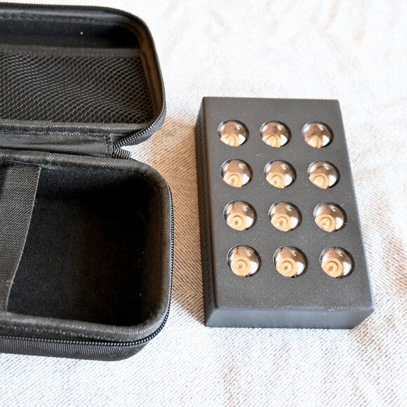 Bon Charge mini red light therapy device with stand - Picture 2 of 6